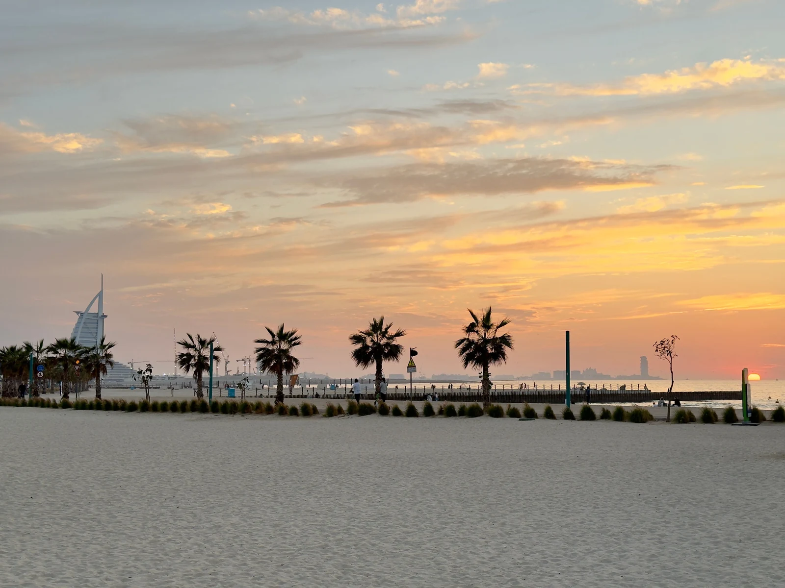 Praia do Dubai com o Burj Al Arab ao fundo